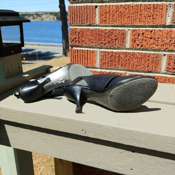 Tahari Leather sling back kitten heel - Picture 5 of 5